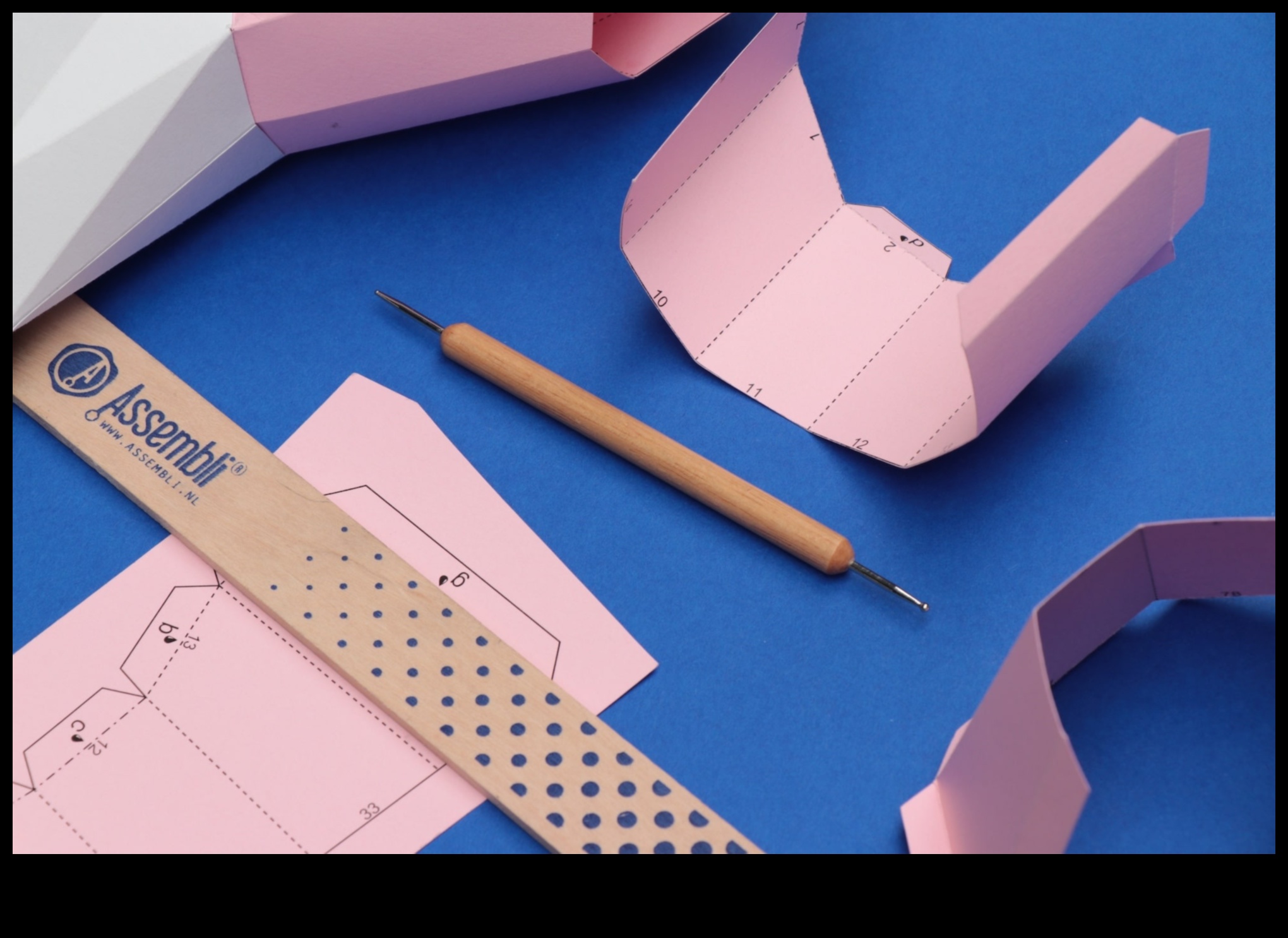 صناعة الورق باستخدام الملوثات العضوية الثابتة من الألوان: إنشاء تباينات مذهلة