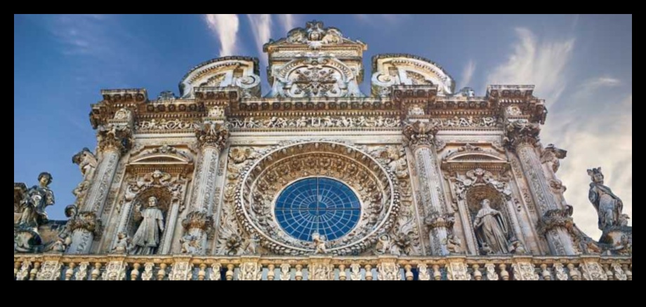 أعمدة الهيبة: الاحتفاء بأناقة المواقع التاريخية