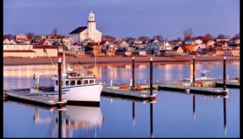 المرفأ المخفي: التنقل في شواطئ مناطق الجذب المحلية