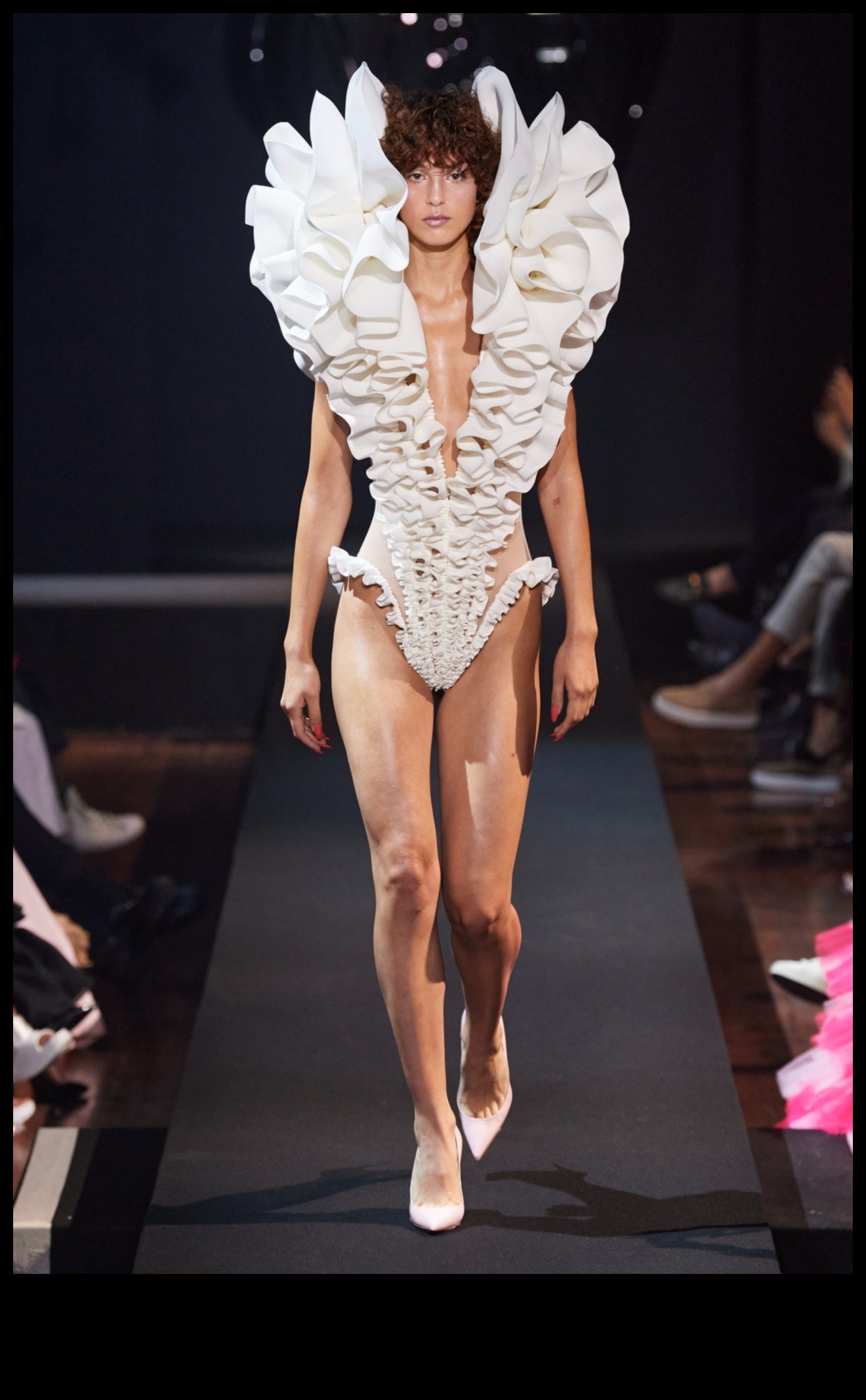 تصميم الأزياء السينمائية: الدراما والأناقة في تصوير الأزياء